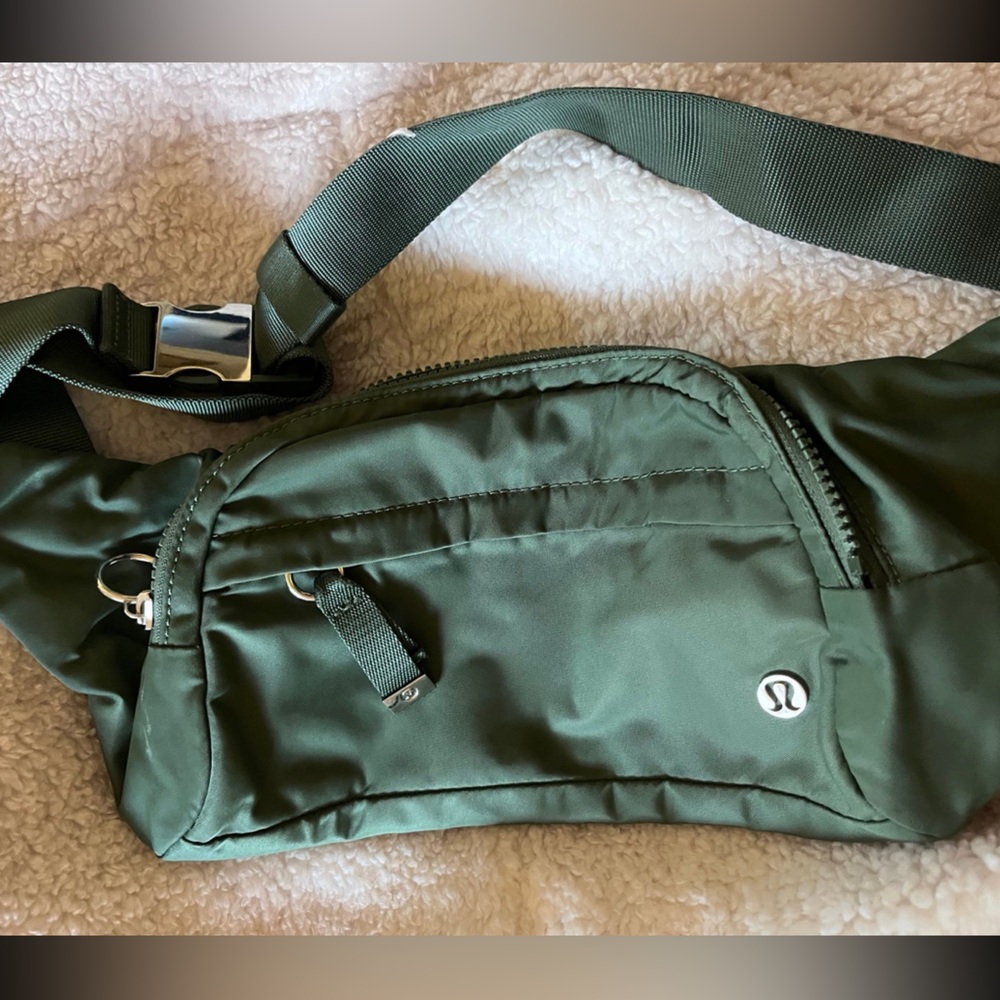 ☘️🦄AlGAE GREEN On The Beat Belt Bag☘️🦄 - Picture 4 of 11